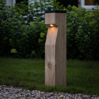Hållbar belysning av stigar i trä med solpanel i trädgården