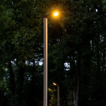 Accoya-lampstolpe av trä i skymningen